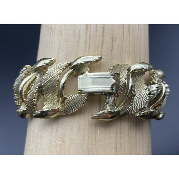 Vintage Lisner Gold Tone Leaf Link Bracelet 7x.75" Textured Feather Foldover - Picture 3 of 15